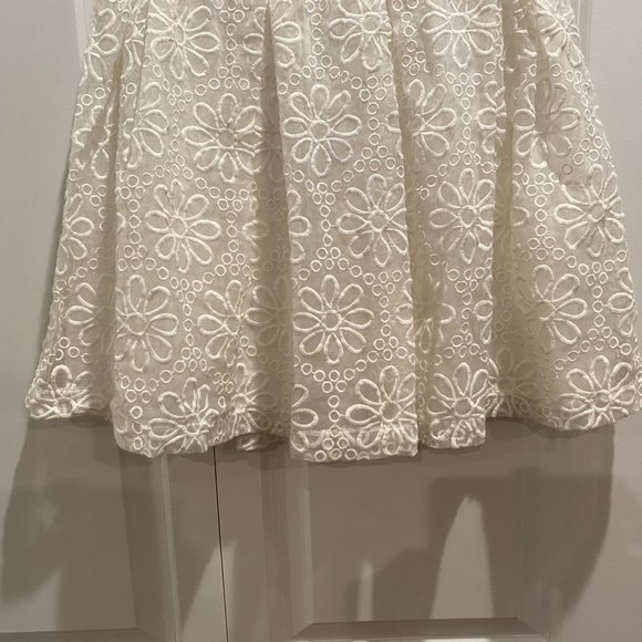 Bebe White Floral Circle Skirt w Back Zip Closure Size Medium - Picture 4 of 8